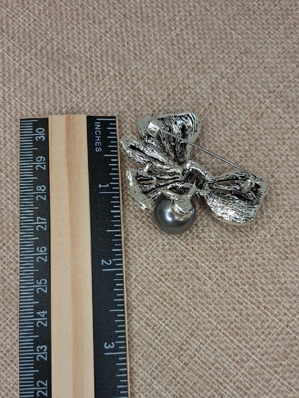Silver Tone Bow Pearl Rhinestone Brooch Gray Faux Pearl Statement Pin One Size - Picture 6 of 6